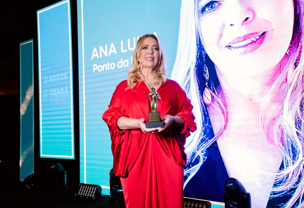 Ana Luiza Ximenes Dias recebe o Troféu Iracema de Lojista do Ano 2025 da CDL