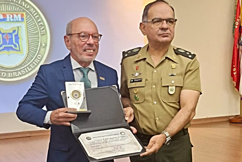 André Montenegro recebe o Medalhão Martins Soares Moreno, da 10ª RM