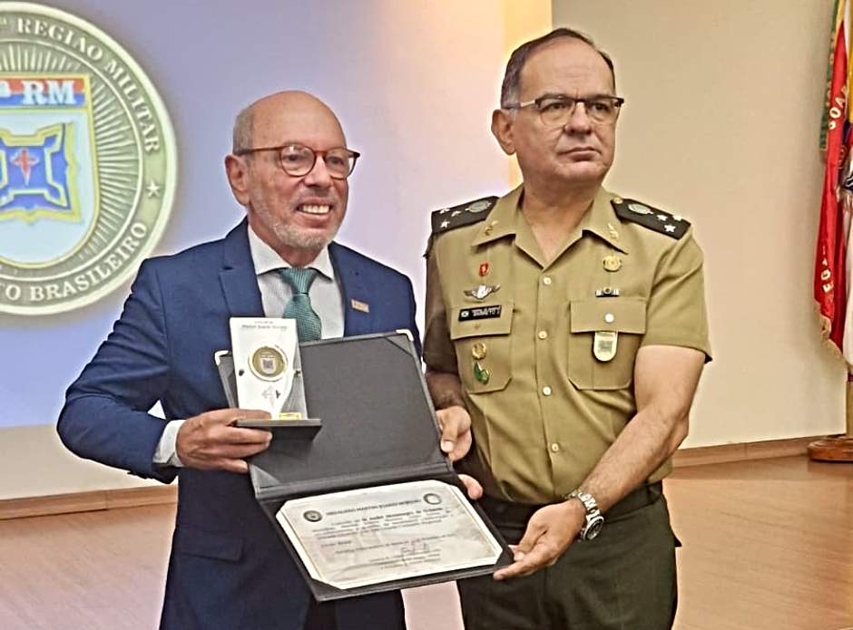 André Montenegro recebe o Medalhão Martins Soares Moreno, da 10ª RM