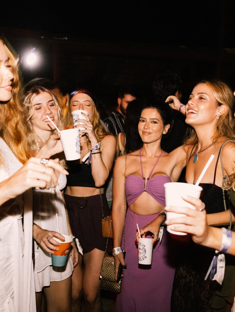 Ao Persistirem Os Sintomas De Felicidade, O Médico Não Deverá Ser Consultado! É Efeito Colateral (3)