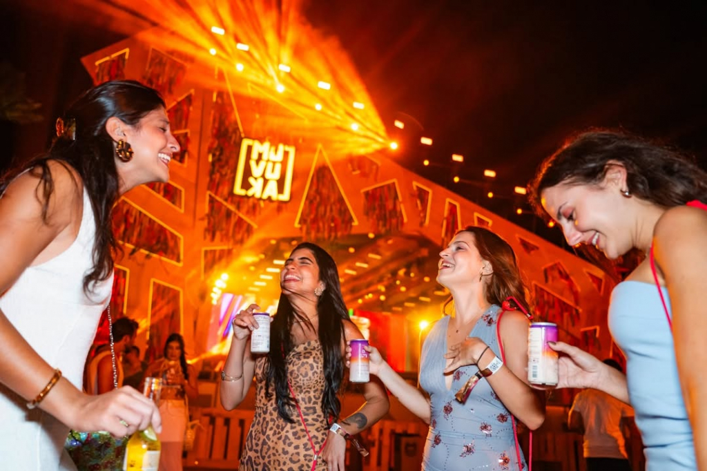 Aos 20 E Poucos Anos, Seus Amigos Vão Te Chamar Pra Curtir Uma #muvuka No último Domingo Do Ano.