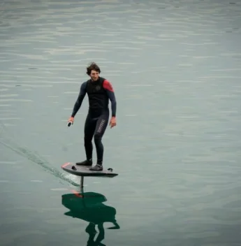 Audi estreia no esporte aquático com prancha elétrica de alto desempenho