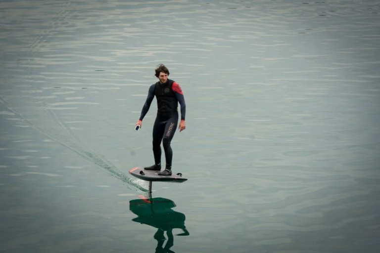 Audi estreia no esporte aquático com prancha elétrica de alto desempenho