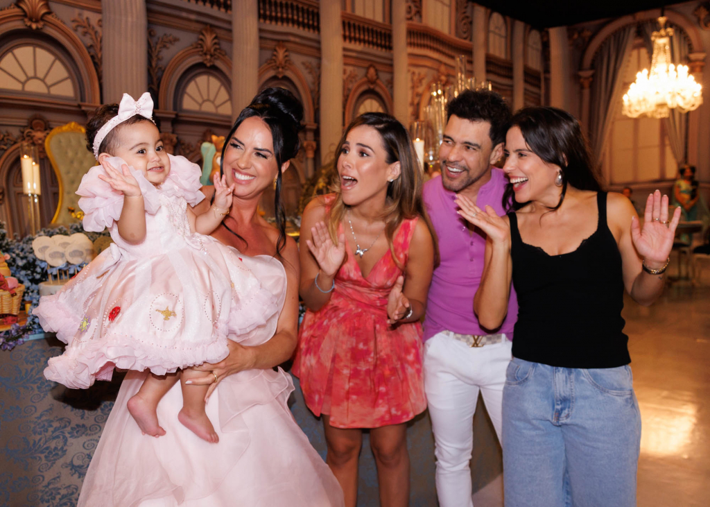 Camila Camargo, Wanessa Camargo, Graciele Lacerda, Clara Camargo E Zezé Di Camargo (2)