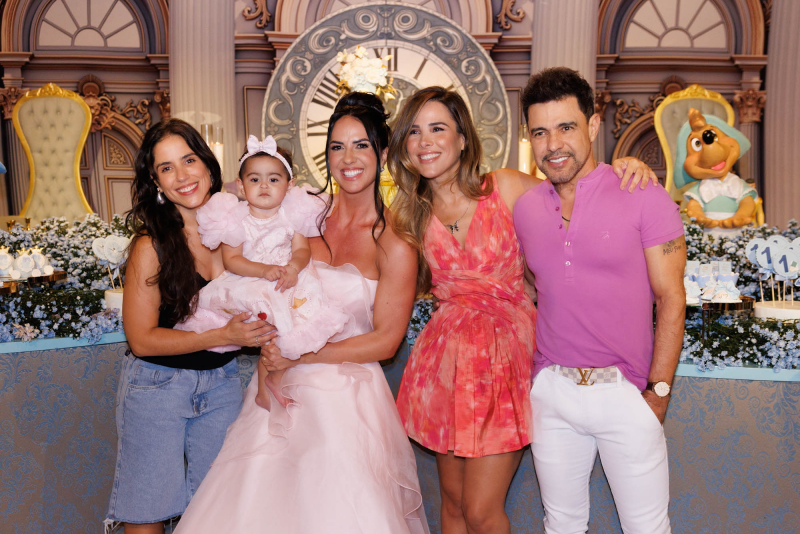 Dia Mágico - Em São Paulo, festa com tema Cinderela marca o primeiro aniversário de Clara, filha de Zezé Di Camargo e Graciele Lacerda