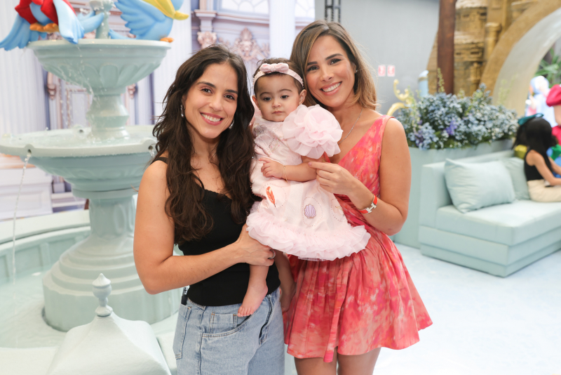 Dia Mágico - Em São Paulo, festa com tema Cinderela marca o primeiro aniversário de Clara, filha de Zezé Di Camargo e Graciele Lacerda