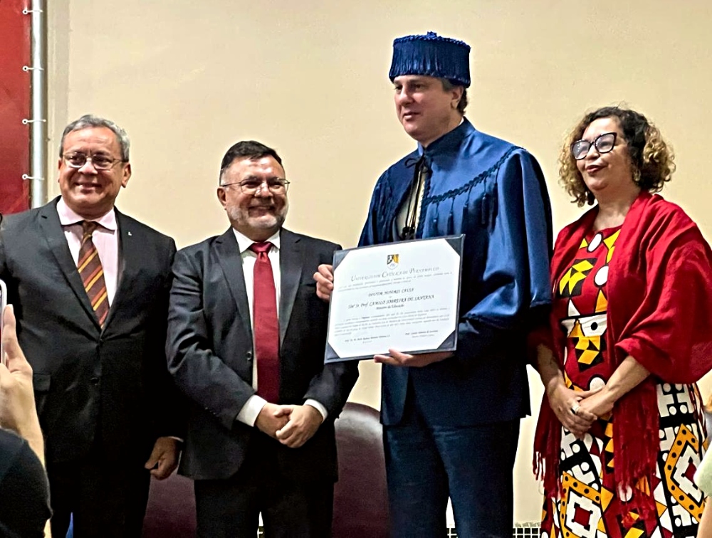 Camilo Santana recebe o título Doutor Honoris Causa da Unicap, em Recife