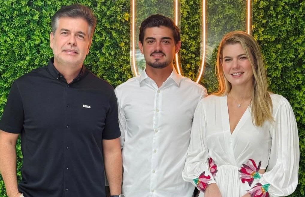 Colação de grau de Alexandre Filho em Medicina emociona os pais Alexandre Pereira e Liliane Meira