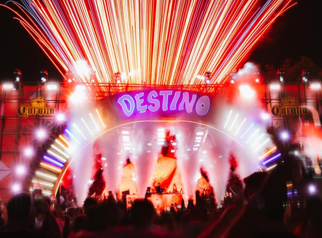 Réveillon Destino movimenta Itacimirim com shows de Henrique & Juliano, Nattan, Ferrugem e Vintage Culture