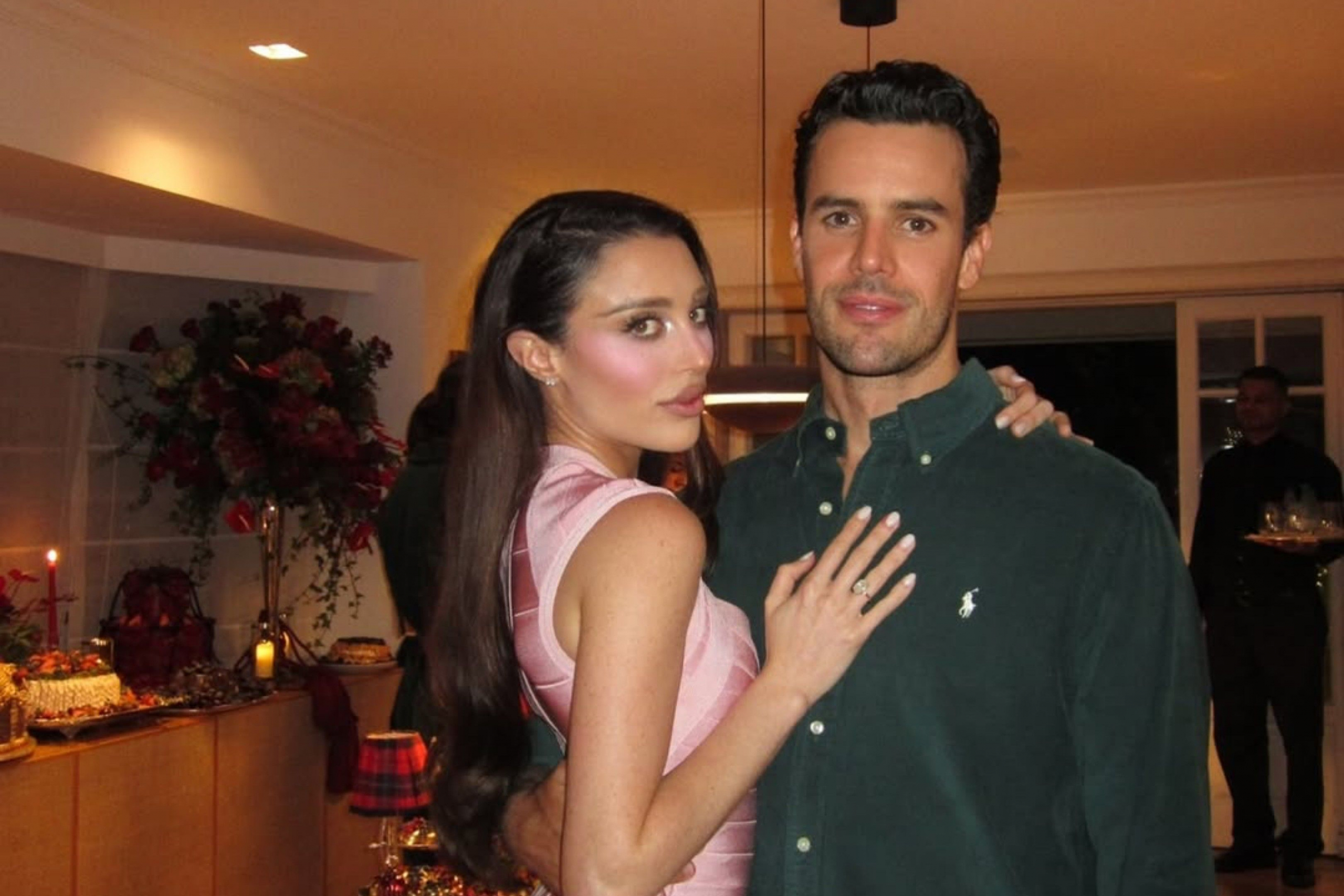 Elisa Zarzur e Alexandre Negrão reúnem amigos em jantar de fim de ano em São Paulo