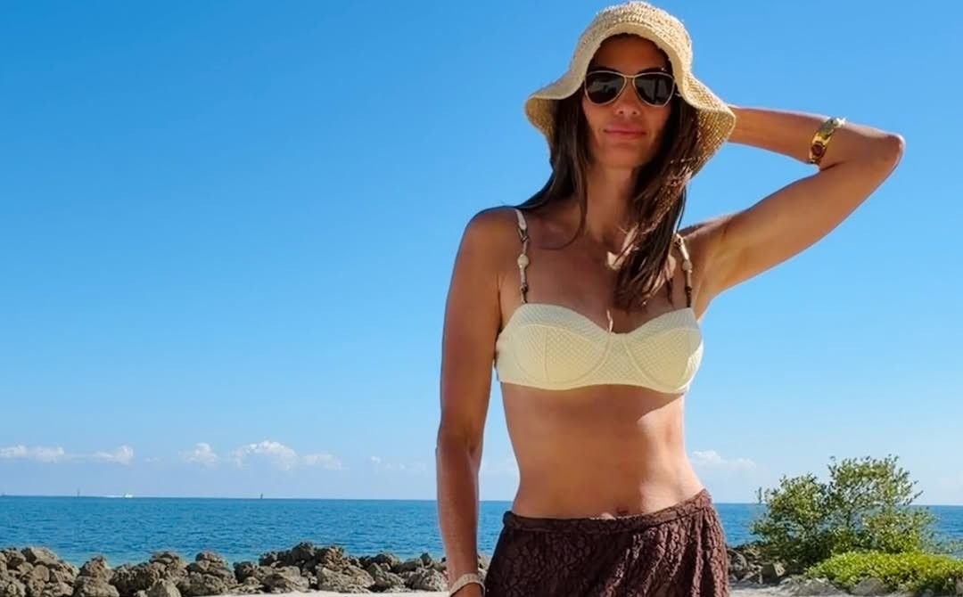 Isabella Fiorentino publica fotos em Fisher Island e destaca mood relax à beira-mar