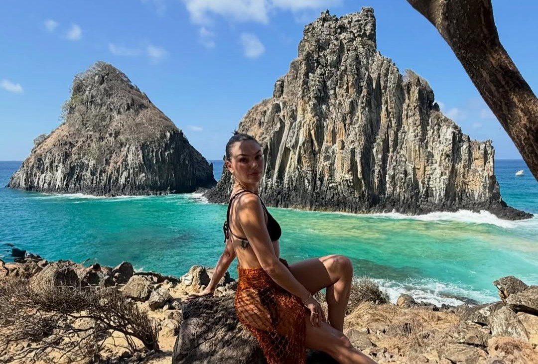 Isis Valverde compartilha registro de férias em Fernando de Noronha