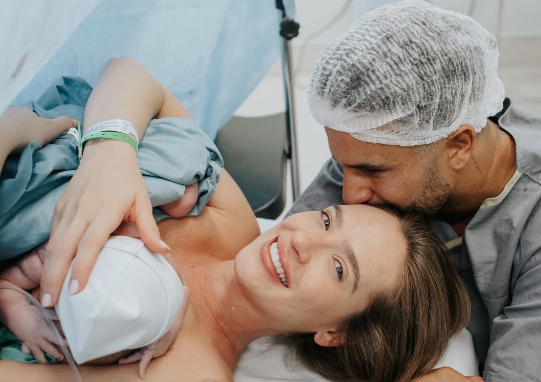 Ítalo Ferreira e Sofia Larocca anunciam a chegada de Martin, primeiro filho do casal