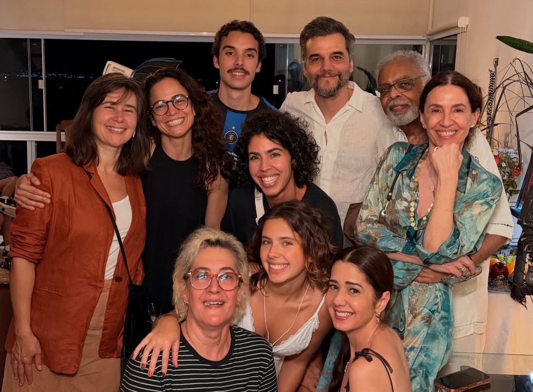 Wagner Moura se reúne com Gilberto Gil e Alice Braga em pausa de Natal na Bahia