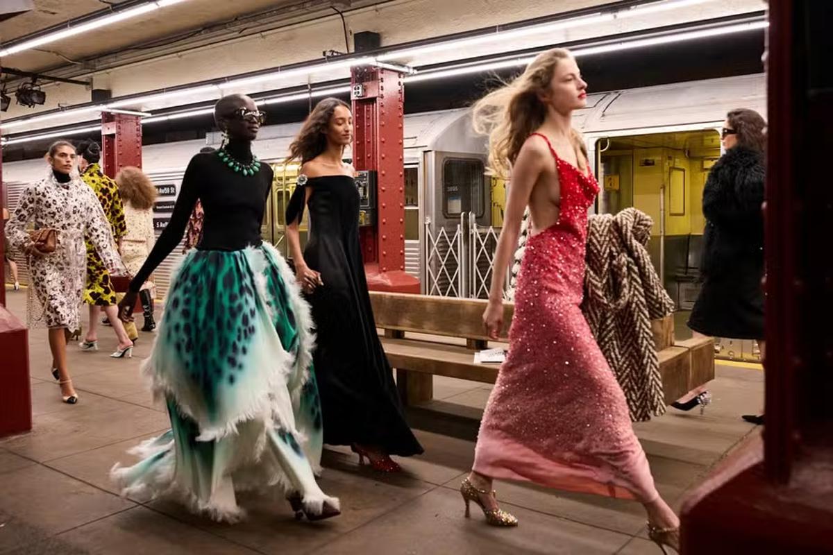 Chanel transforma metrô de Nova York na passarela do Métiers d’Art 2026