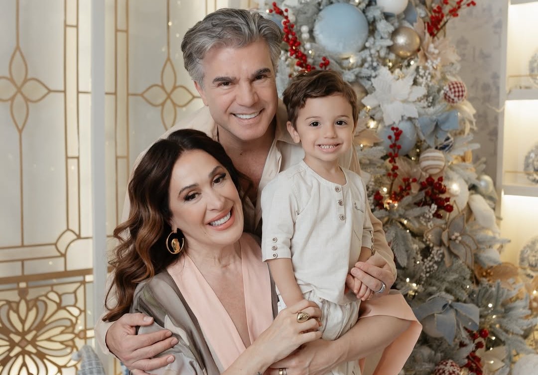 Claudia Raia e Jarbas Homem de Mello celebram o Natal em família e encantam ao lado do filho Luca