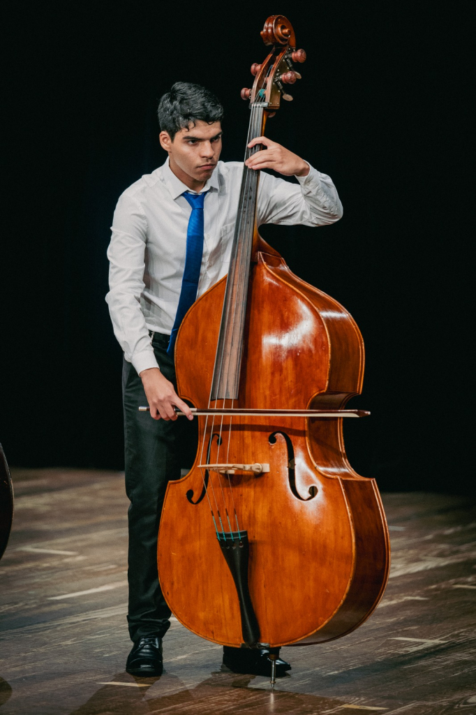 Contrabaixista Kayky Gomes