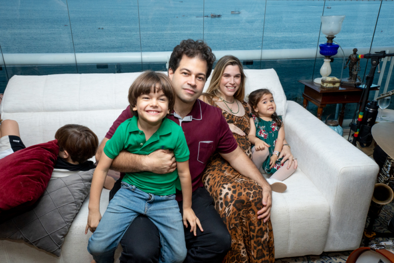 Encontro natalino - Edson e Ítala Ventura recebem familiares e amigos em jantar de Natal em seu apartamento na Beira-Mar