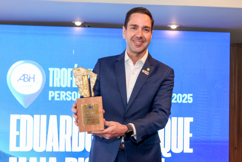 Trabalho reconhecido - Eduardo Bismarck é agraciado com o Troféu Habib Ary pela ABIH-CE
