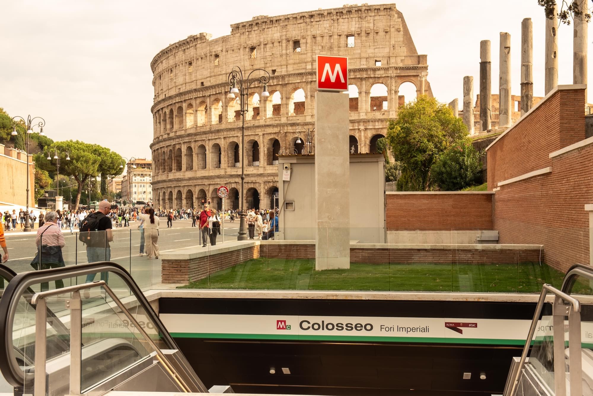 Estação de metrô é inaugurada sob o Coliseu de Roma com museu arqueológico integrado