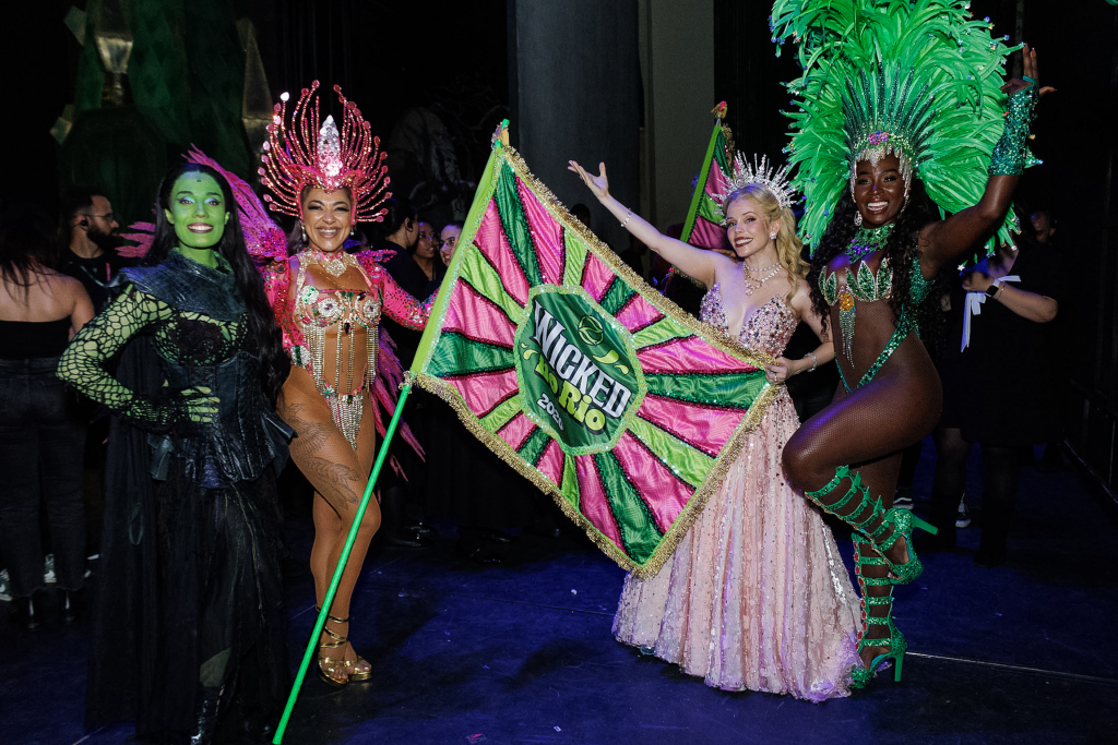 Fabi Bang E Myra Ruiz Com Passistas