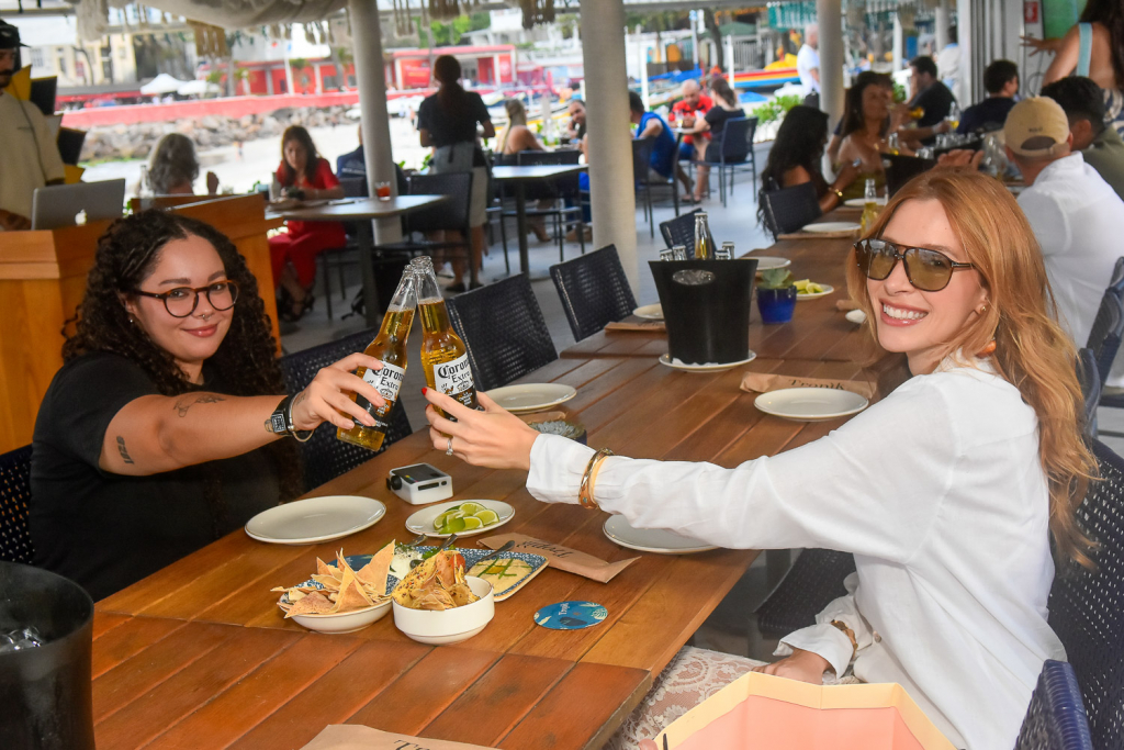Fernanda Faleiro E Vicky Costa