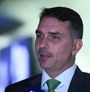 Flávio Bolsonaro anuncia candidatura à Presidência em 2026 e diz ter apoio total de Tarcísio de Freitas