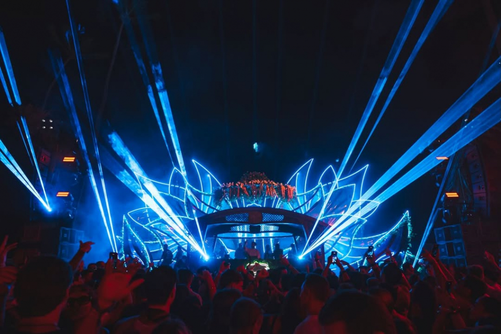 Flora’s Scenography Unfolded As A Living Landscape. Elements Of Light, Form, And Movement Blende