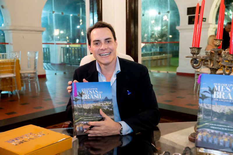 Francisco Campelo apresenta “O Grande Livro de Mesas do Brasil” em noite no Ideal Clube