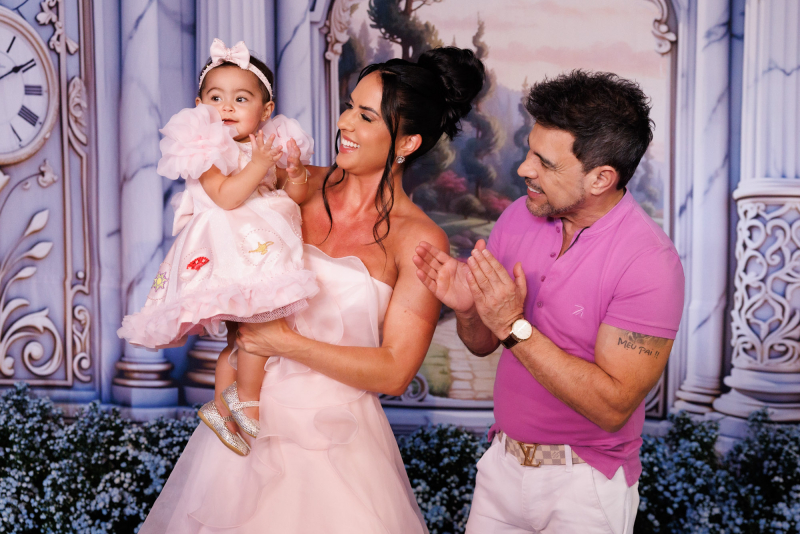 Dia Mágico - Em São Paulo, festa com tema Cinderela marca o primeiro aniversário de Clara, filha de Zezé Di Camargo e Graciele Lacerda