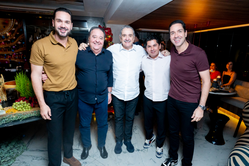 Merry Christmas - Pompeu Vasconcelos e Mariana da Fonte comandam festa para brindar ao Natal entre amigos