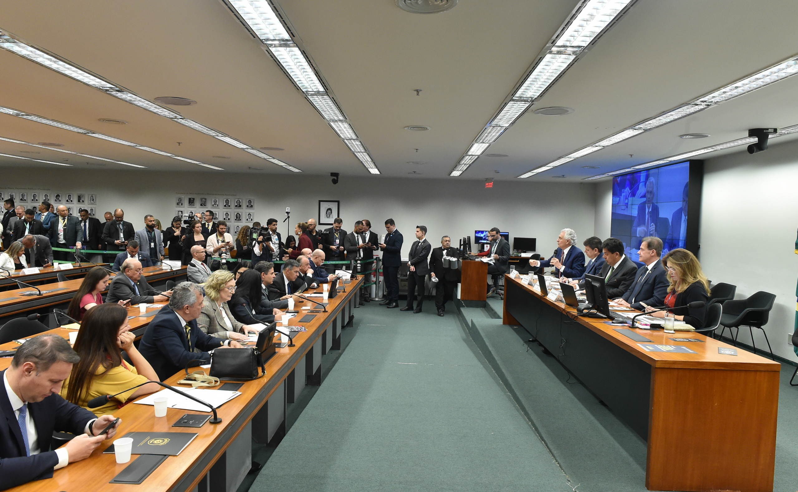 Caiado e Tarcísio rechaçam centralização e defendem comando estadual na Segurança Pública