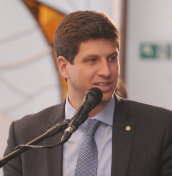 João Campos cita o Ceará como referência de crescimento em campanha pelo Governo de Pernambuco