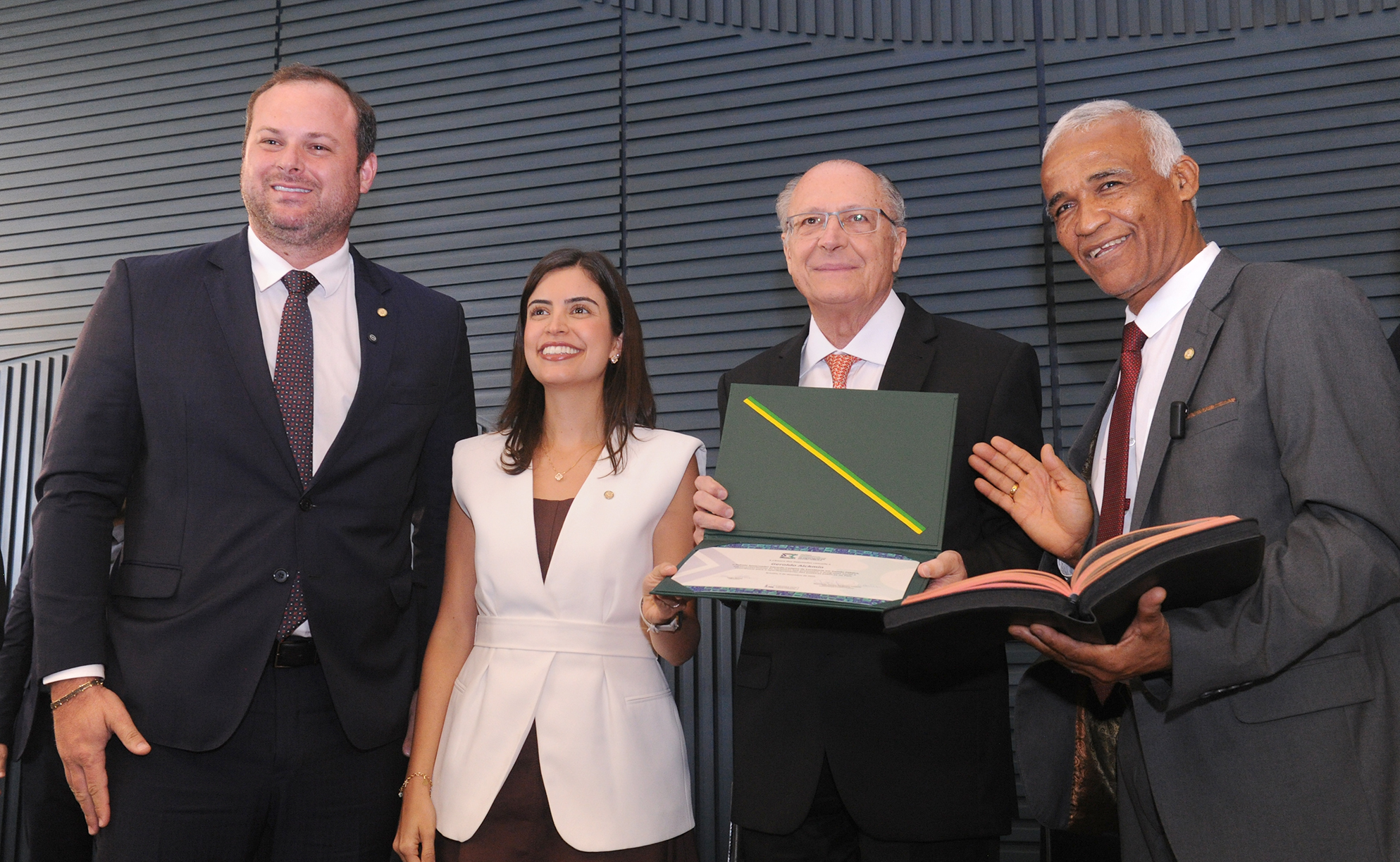 Alckmin, João Campos e outras autoridades são reconhecidos na Câmara por excelência na gestão pública