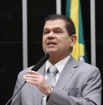 Projeto de Mauro Filho que reduz benefícios fiscais e aumenta tributação de bets e fintechs passa na Câmara