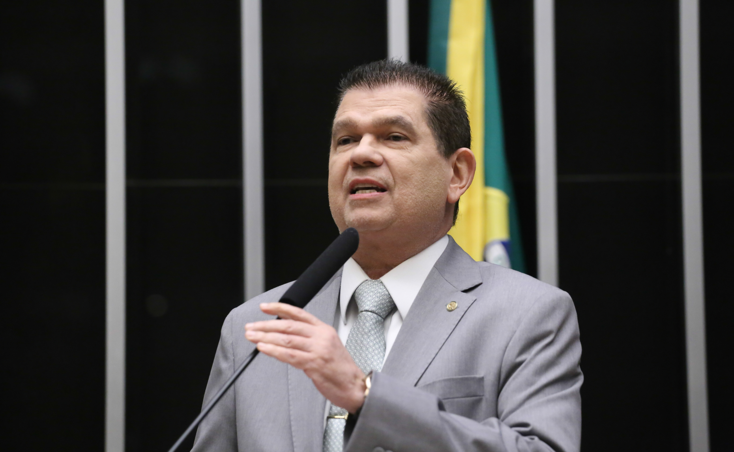 Projeto de Mauro Filho que reduz benefícios fiscais e aumenta tributação de bets e fintechs passa na Câmara