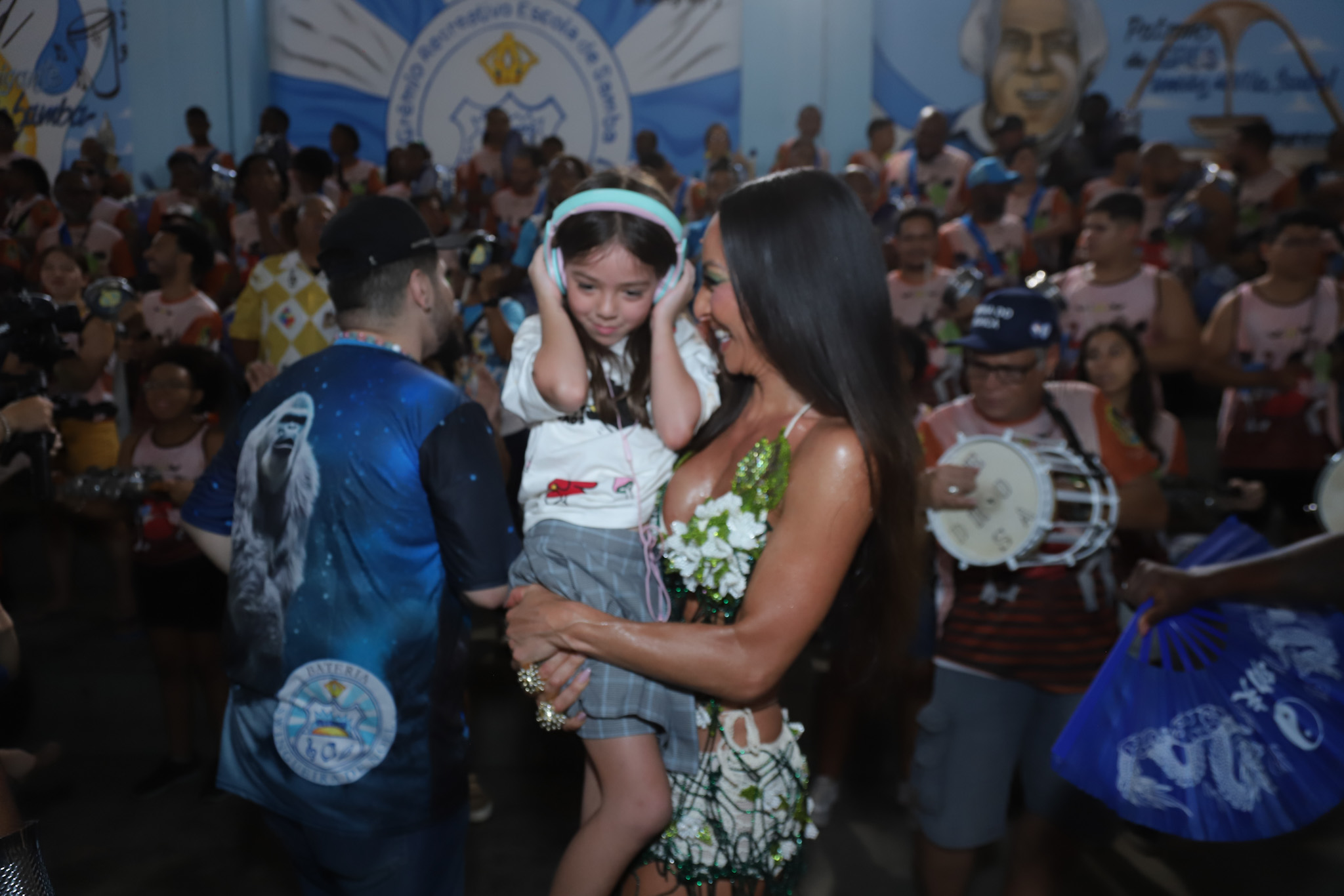 Sabrina Sato surge com Zoe em ensaio da Vila Isabel no Morro dos Macacos