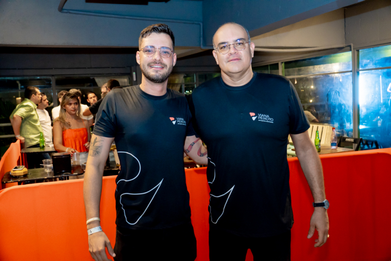 Noite festiva - Mastruz com Leite e Mesura comandam festa de fim de ano do Viana Peixoto Advogados Associados no Iate Clube de Fortaleza