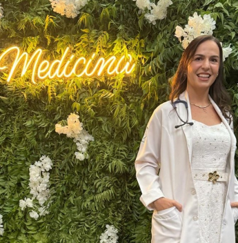 Primeira-dama do Ceará inicia nova etapa na formação médica durante cerimônia na Unifor