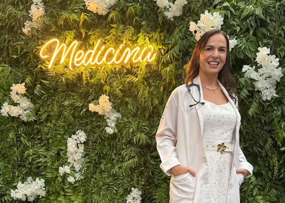 Primeira-dama do Ceará inicia nova etapa na formação médica durante cerimônia na Unifor