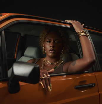 Turnê Bye Bye Caju, de Liniker, tem pré-venda para clientes Itaú nesta quinta-feira (18)