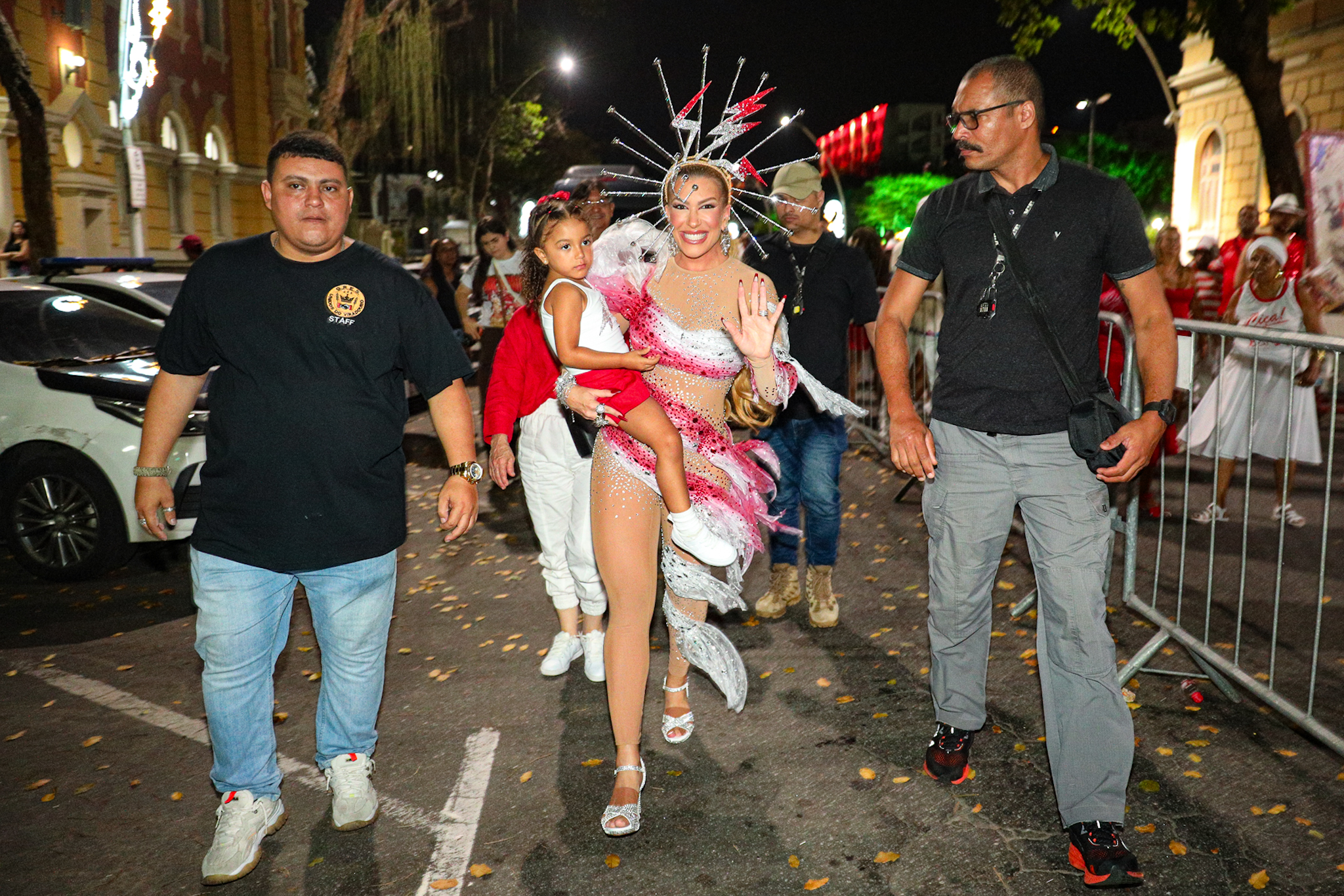 Ao lado da filha Liz, Lore Improta marca presença em ensaio da Viradouro no Rio de Janeiro