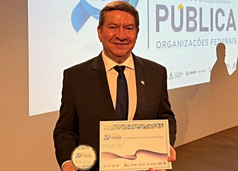 Lúcio Gomes recebe prêmio nacional de transparência, para a CDC, em Brasília