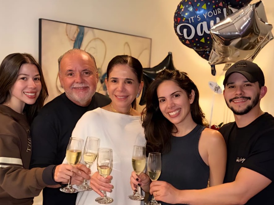 Maria Lúcia Negrão brinda à chegada dos 60 anos cercada pela família em Orlando