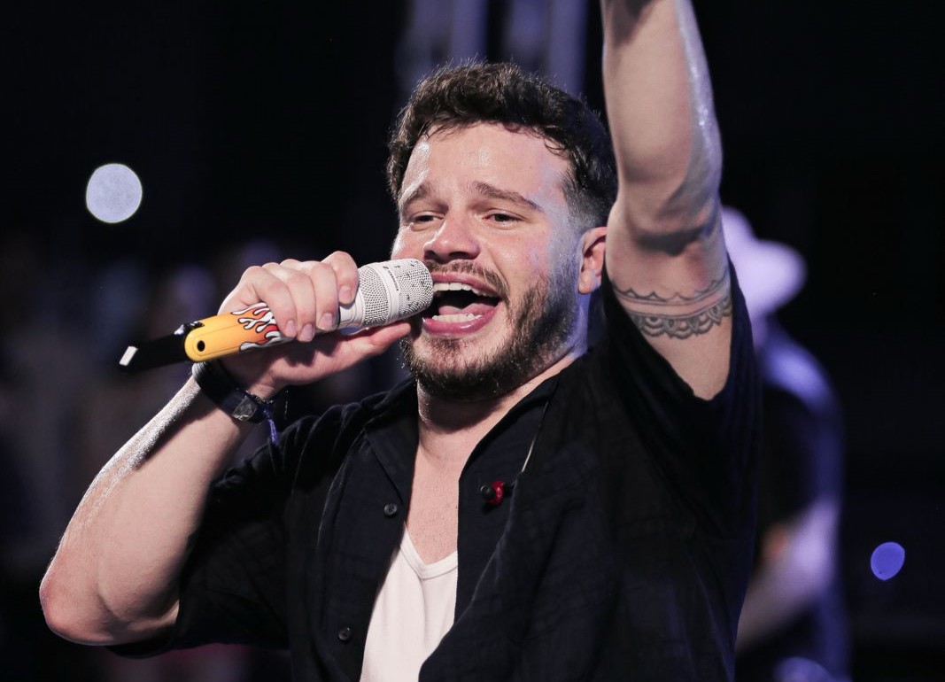 Matheus Fernandes apresenta turnê “Anos 2000” nesta sexta (5) no Centro de Eventos do Ceará