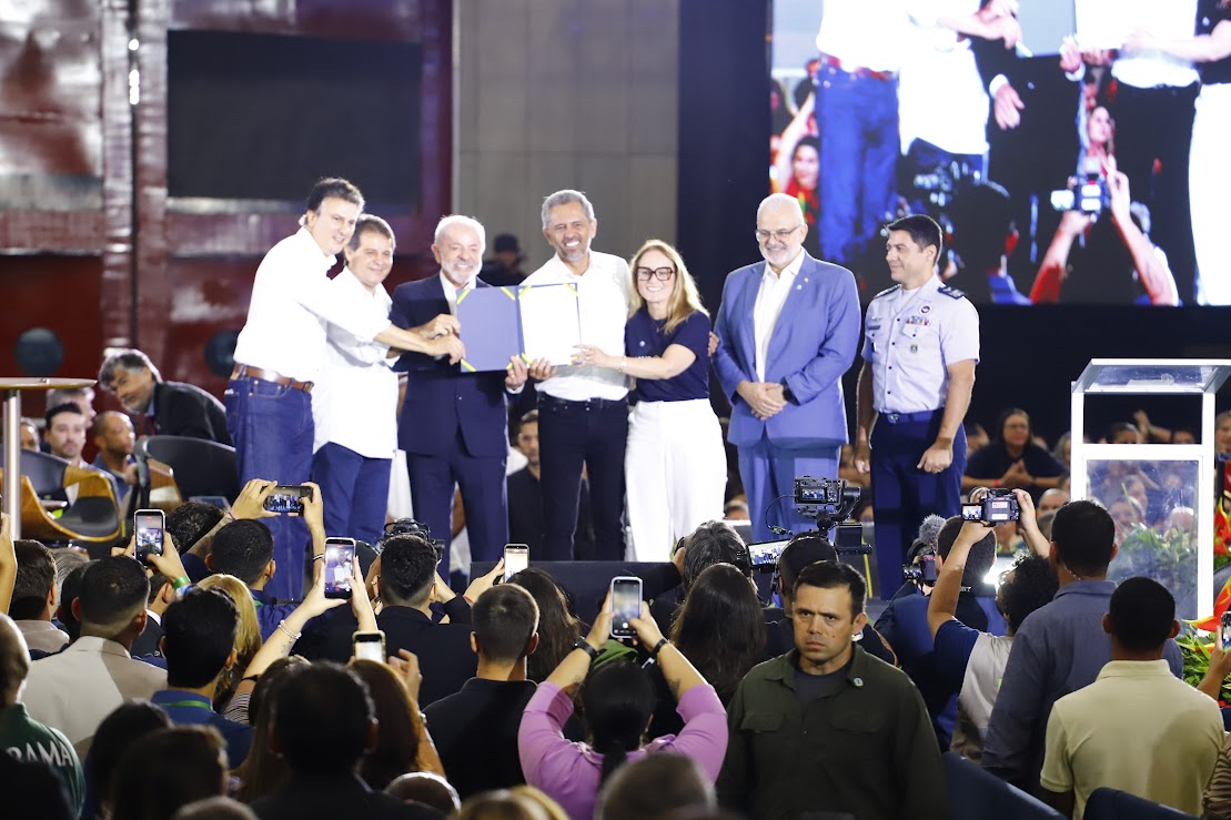 Lula participa de entrega da Carteira Nacional Docente e anuncia mais R$ 180 milhões para obras do ITA no Ceará