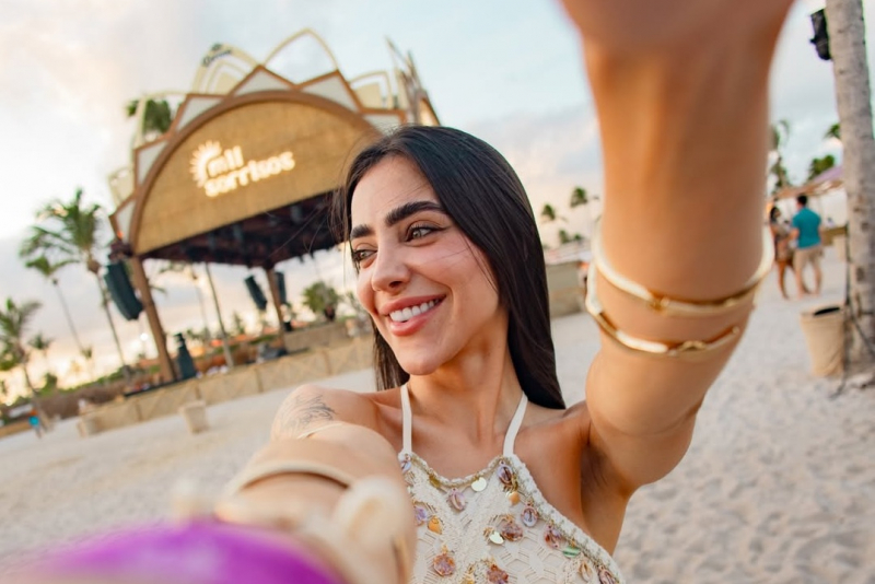 Com gente bonita e alto-astral, Mil Sorrisos transforma a véspera de Réveillon em pura celebração