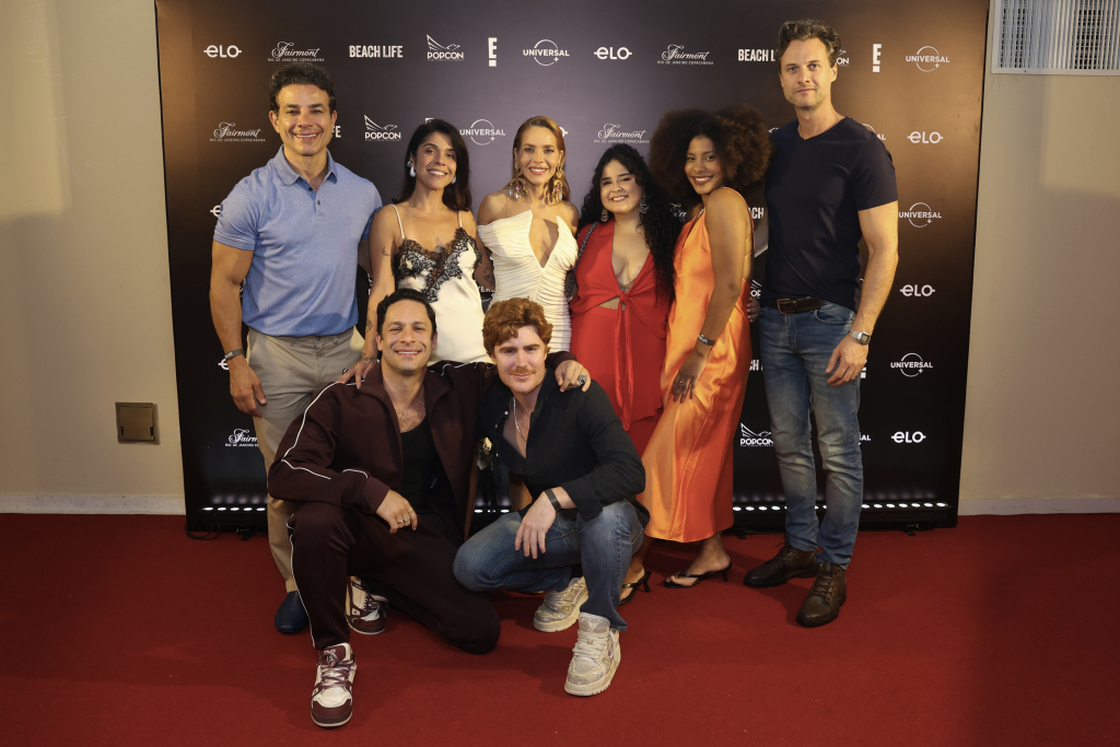 Monique Alfradique celebra pré-estreia do programa de TV “Beach Life” ao lado de amigos no Rio