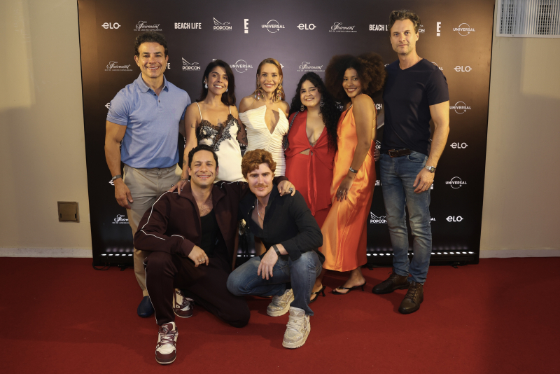 Monique Alfradique celebra pré-estreia do programa de TV “Beach Life” ao lado de amigos no Rio