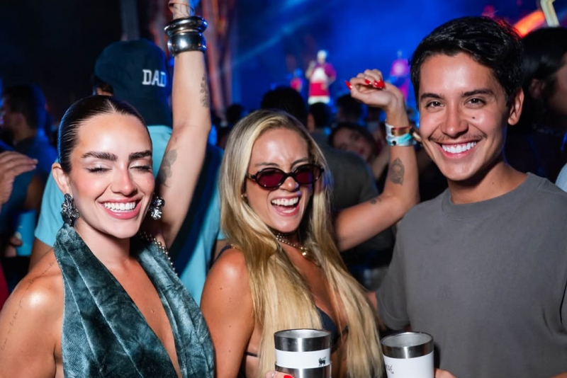 Vibe de verão - Shows, pista cheia e clima de virada marcam os primeiros dias de festa do Réveillon Amoré